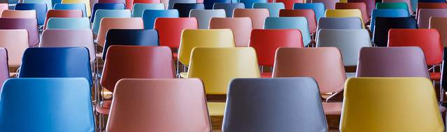 Uppradade stolar i olika färger